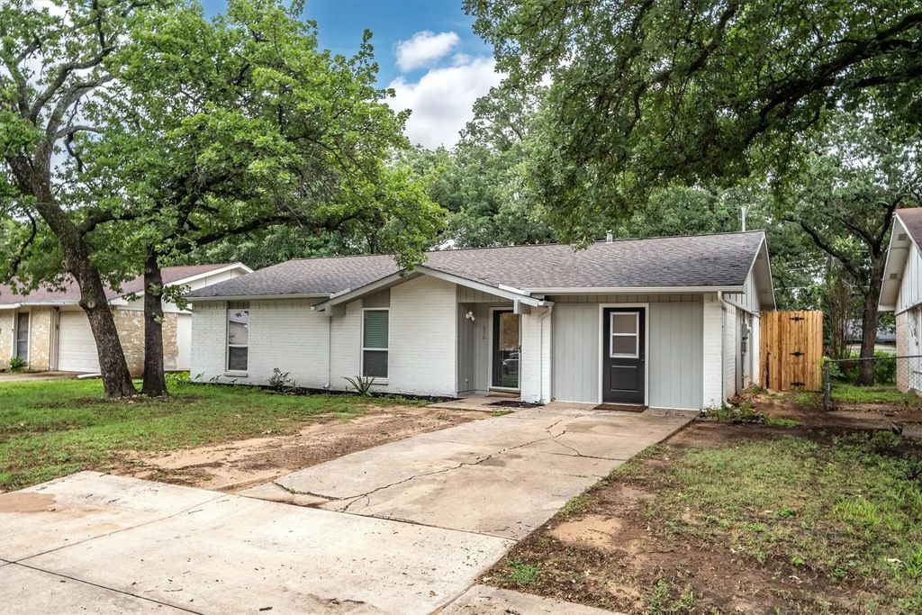 1050 Winterwood Drive, Lewisville