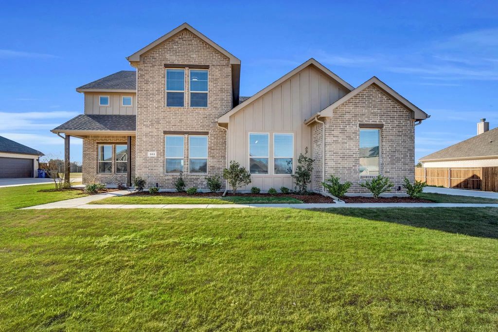 303 Crystal Lake Lane, Red Oak
