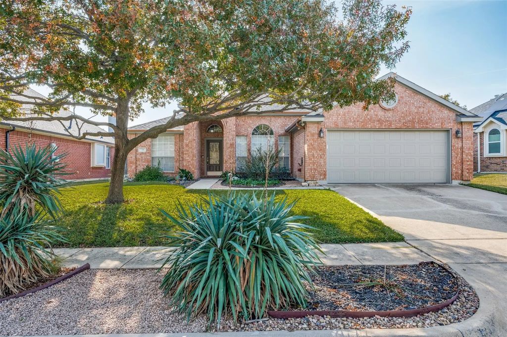 730 W Lonesome Dove Trail, Arlington