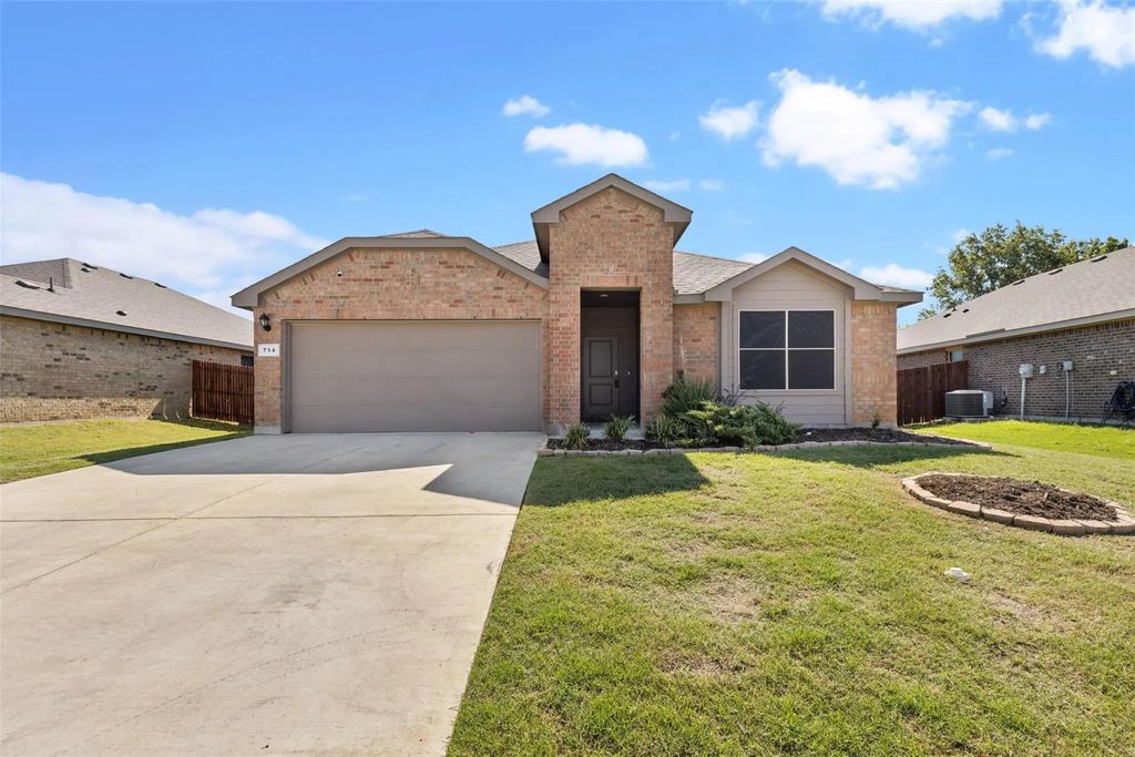 714 Wolf Creek Drive, Cleburne