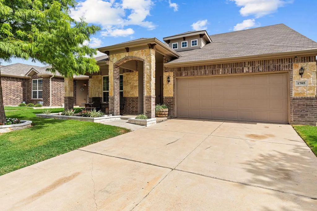 1705 Quail Springs Circle, Fort Worth