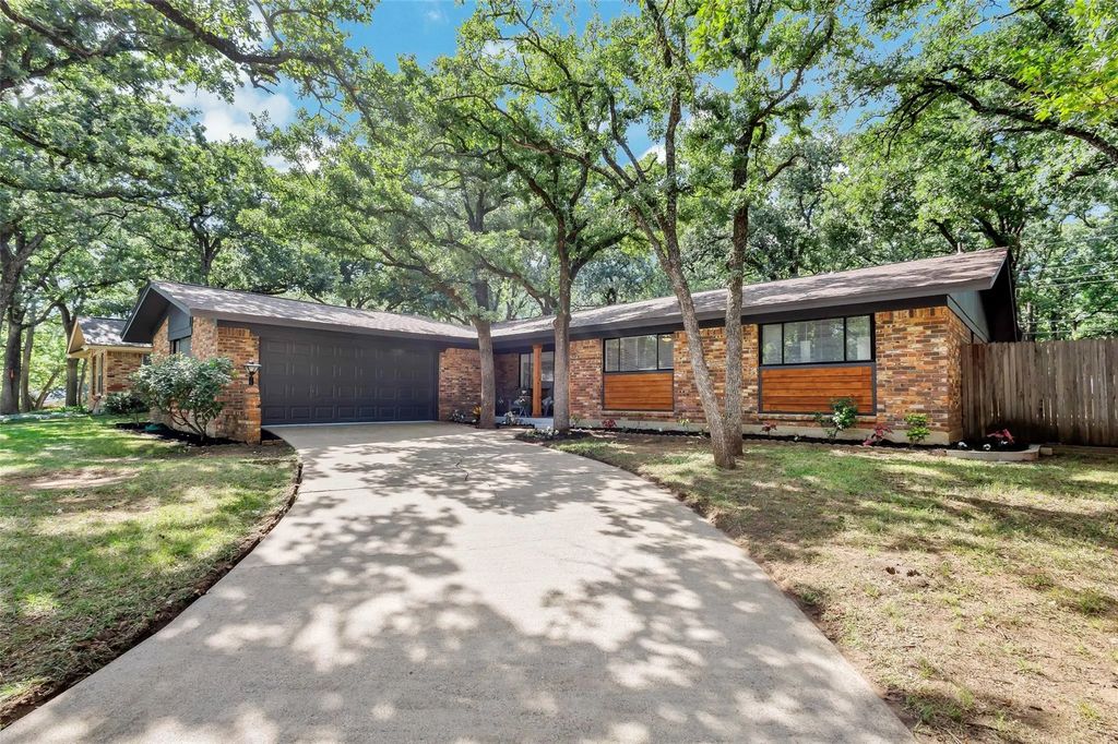 612 Circleview Drive S, Hurst