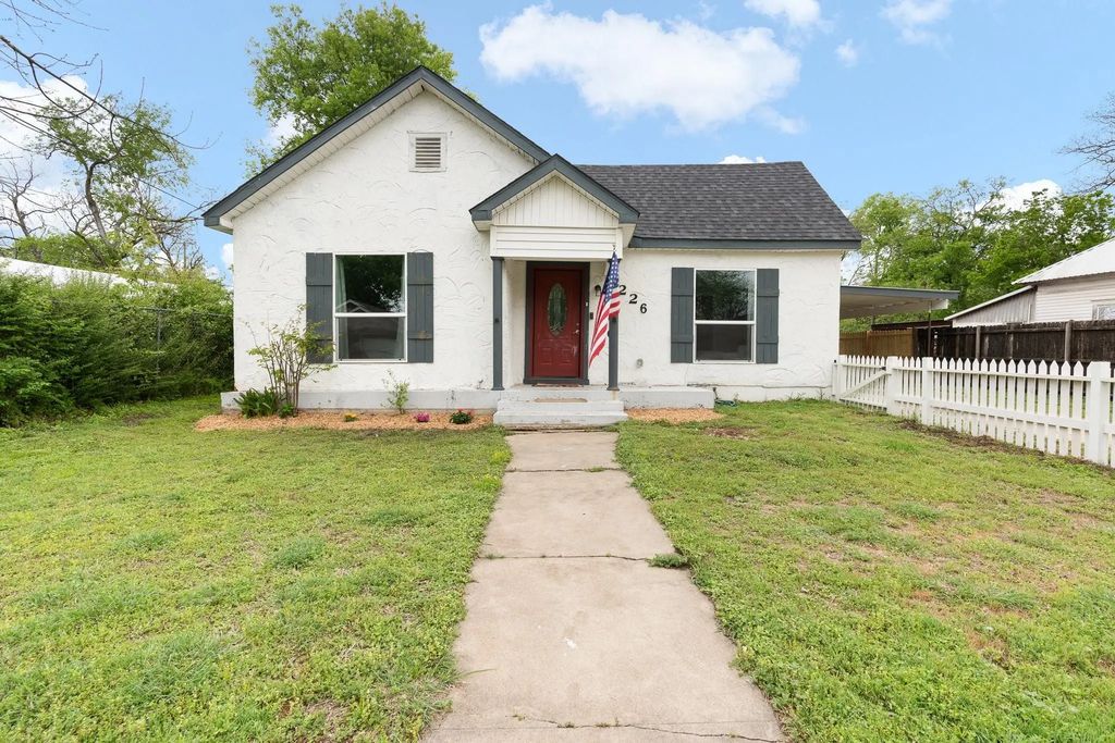 226 W Willingham Street, Cleburne
