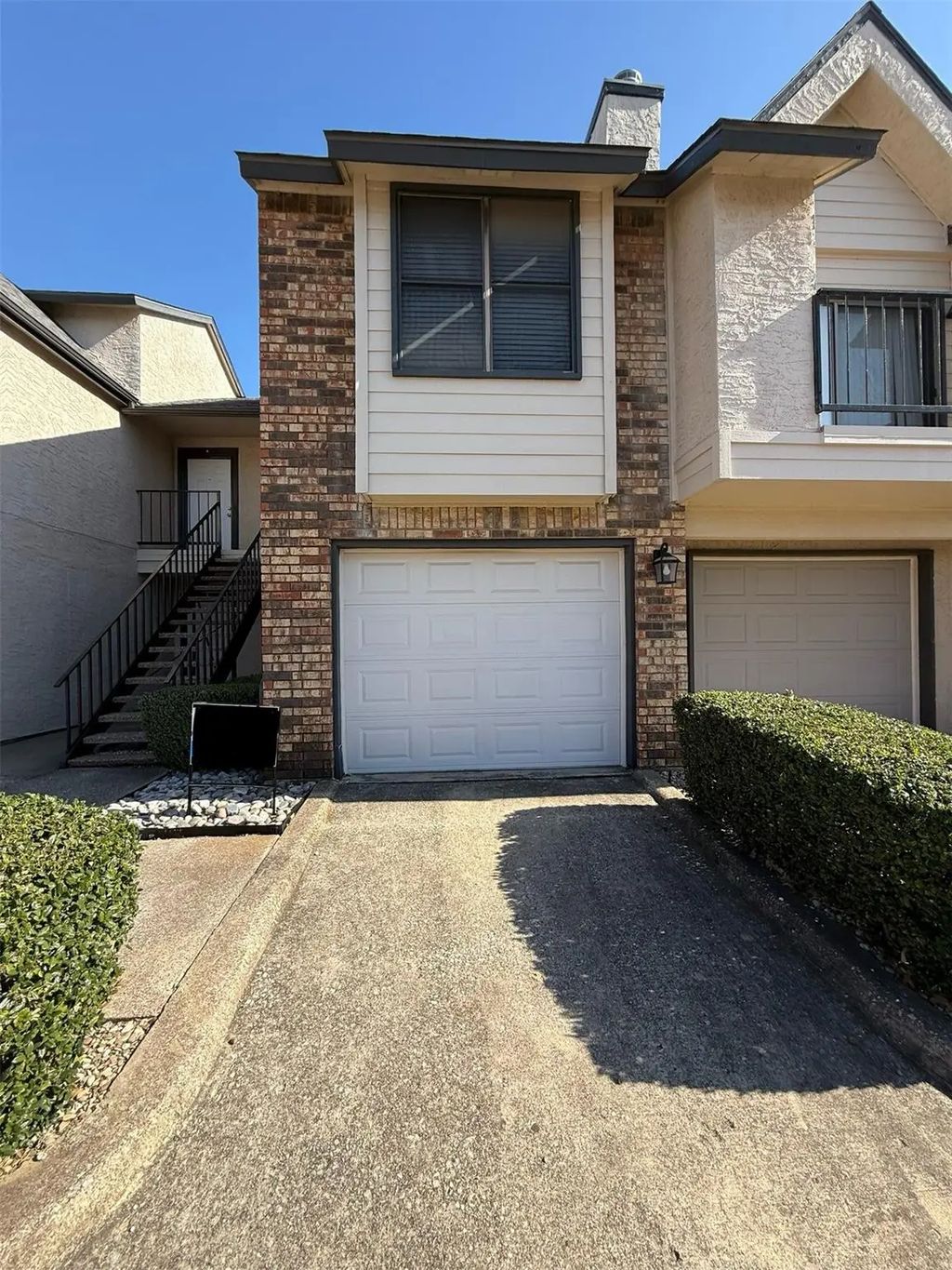 823 W Harwood Road E, Hurst