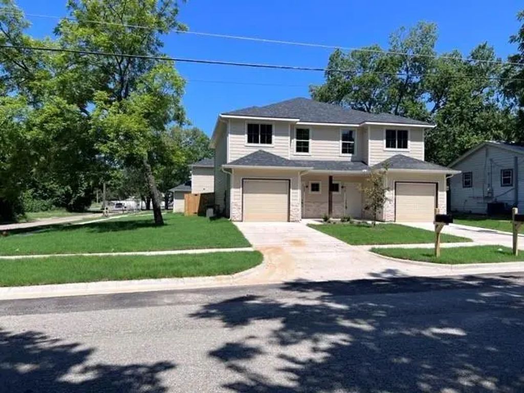 320 S Main Street, Bonham