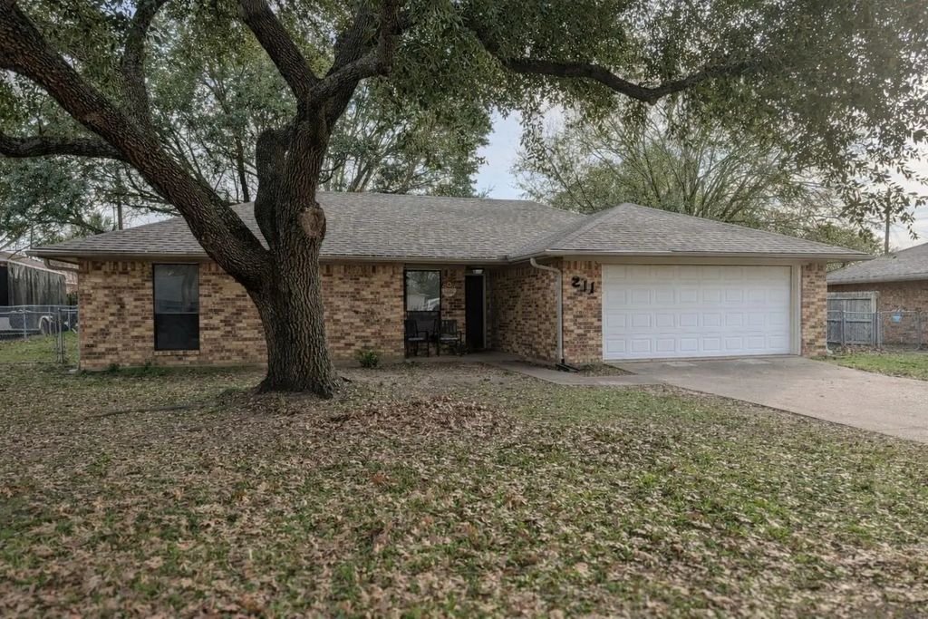 211 W Mcafee Drive, Mabank