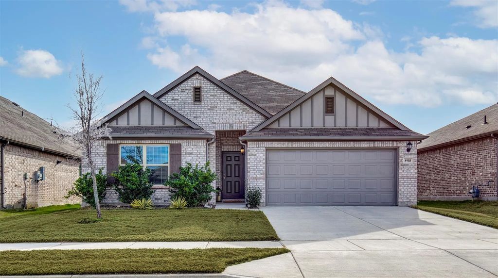 8908 Flying Eagle Lane, Fort Worth
