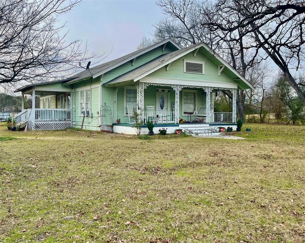 1023 N Spring Street, Grand Saline