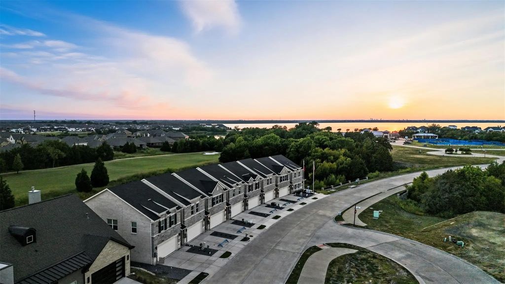 1614 Governors Boulevard, Heath