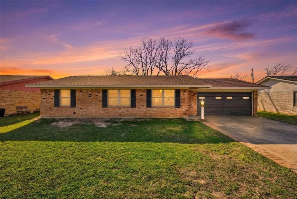 1008 Dossett Drive, Bellmead