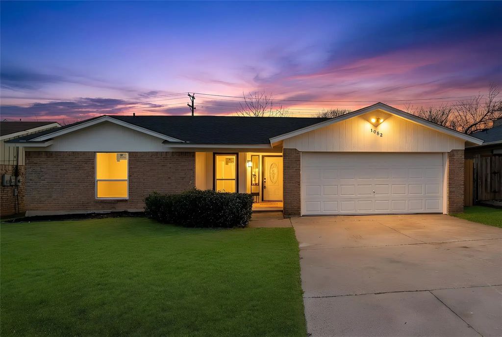 1052 Fox River Lane, Fort Worth