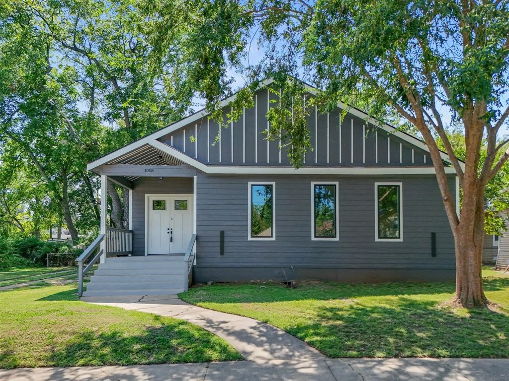 1008 W Walker Street, Denison