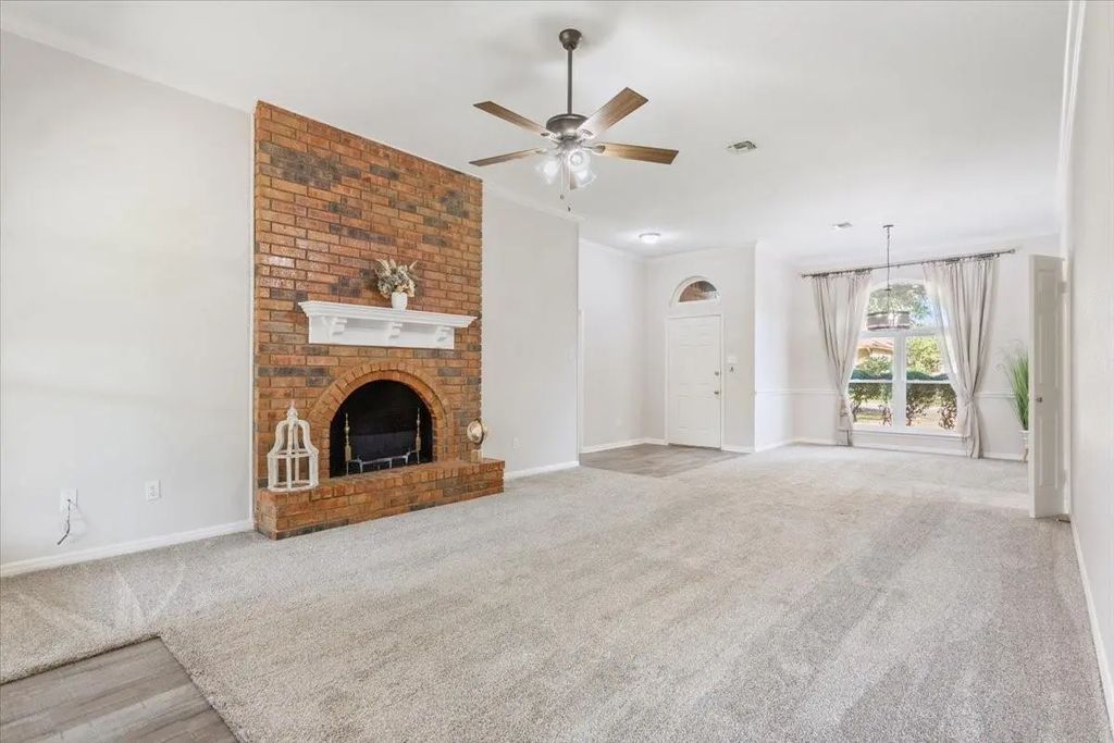 327 E Chapman Road, Hewitt