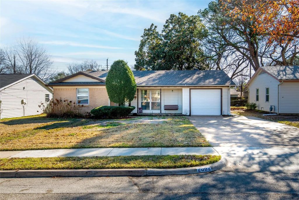 2002 Finley Road, Irving