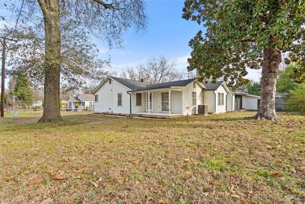 411 N College Street, Lindale