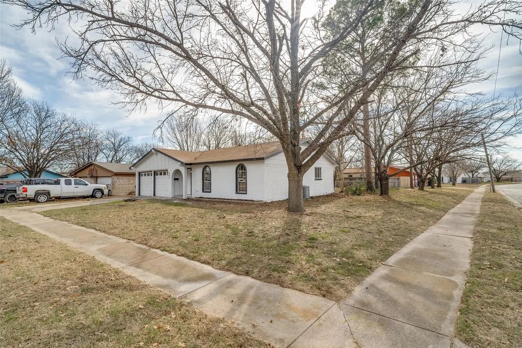 941 Willow Circle S, Burleson