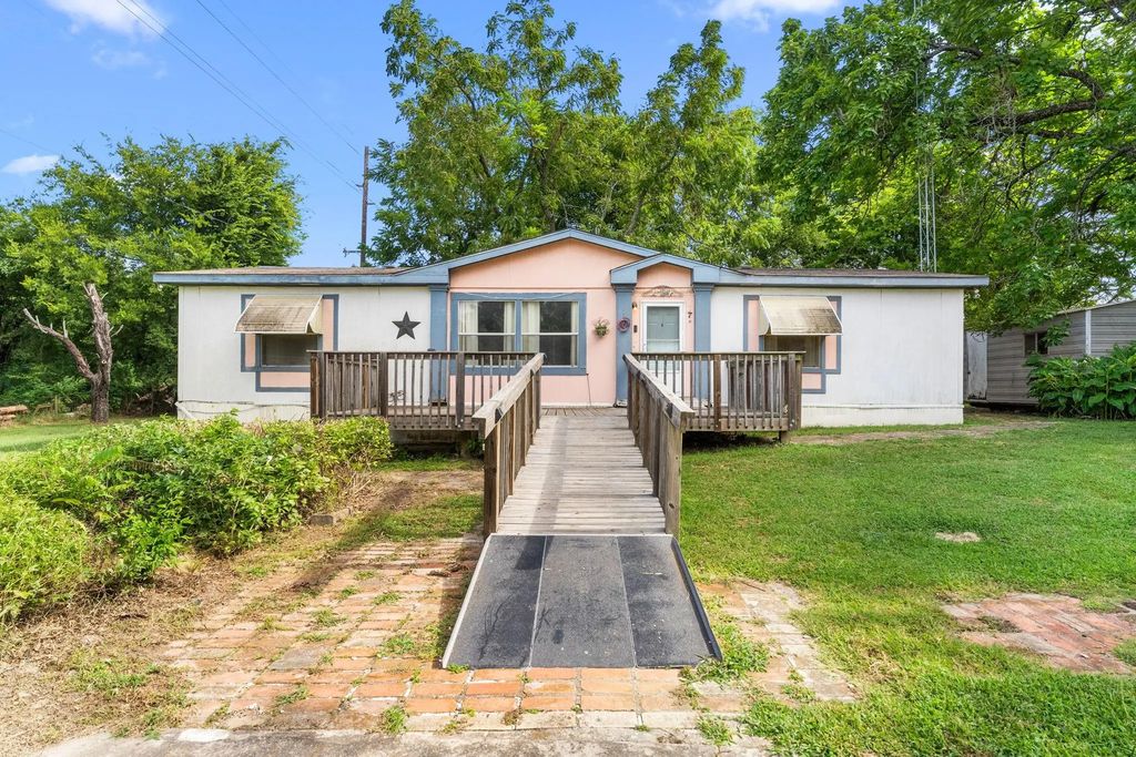 246 County Road 3701, Bullard