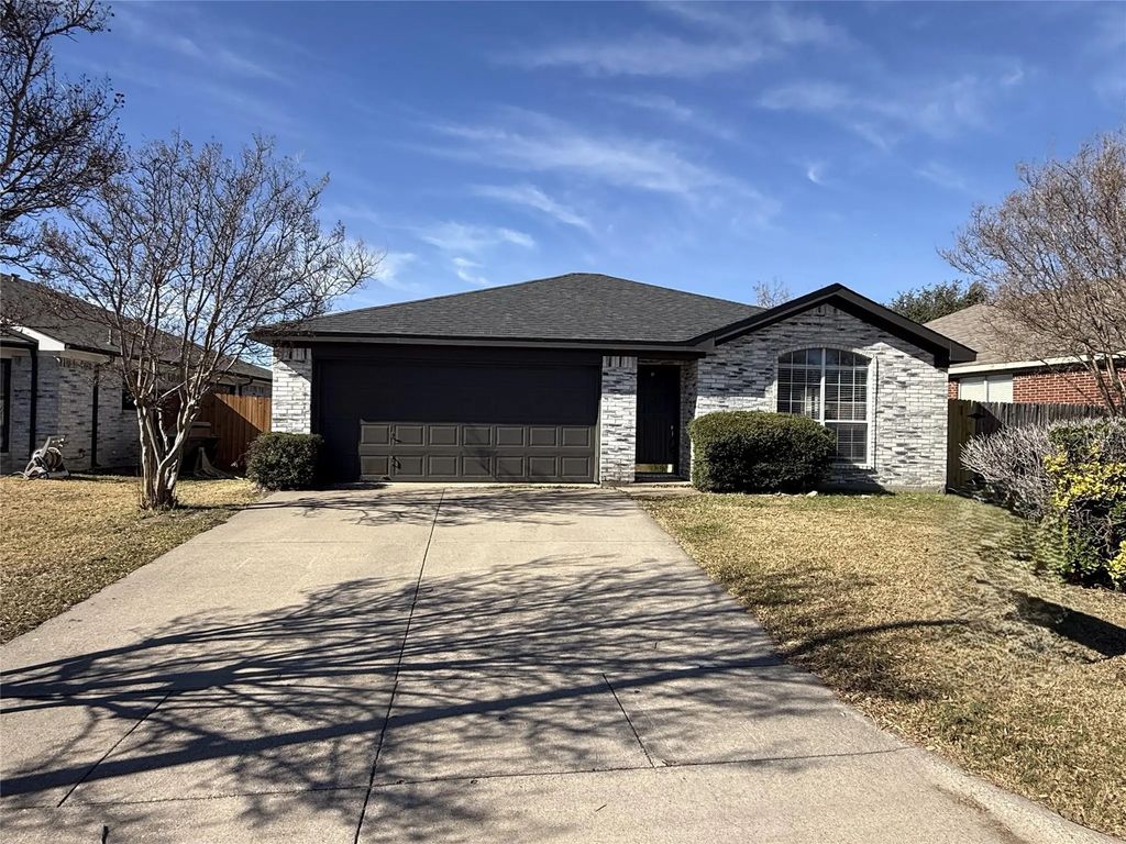 8175 Waterside Trail, Fort Worth