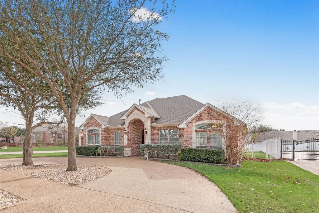 818 Amherst Drive, Waxahachie