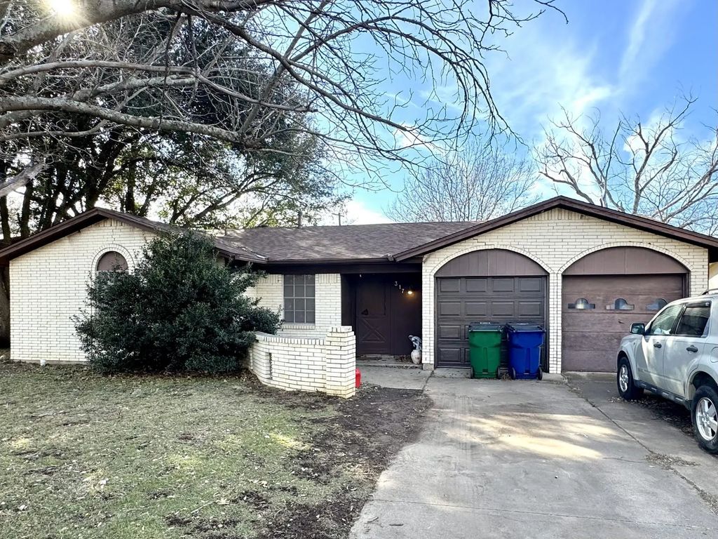 317 N Trail Street, Crowley