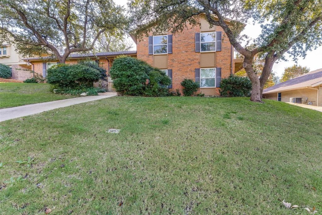 7701 Westwind Drive, Fort Worth