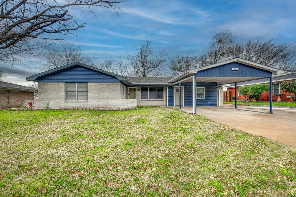 1304 Crestview Drive, Kaufman