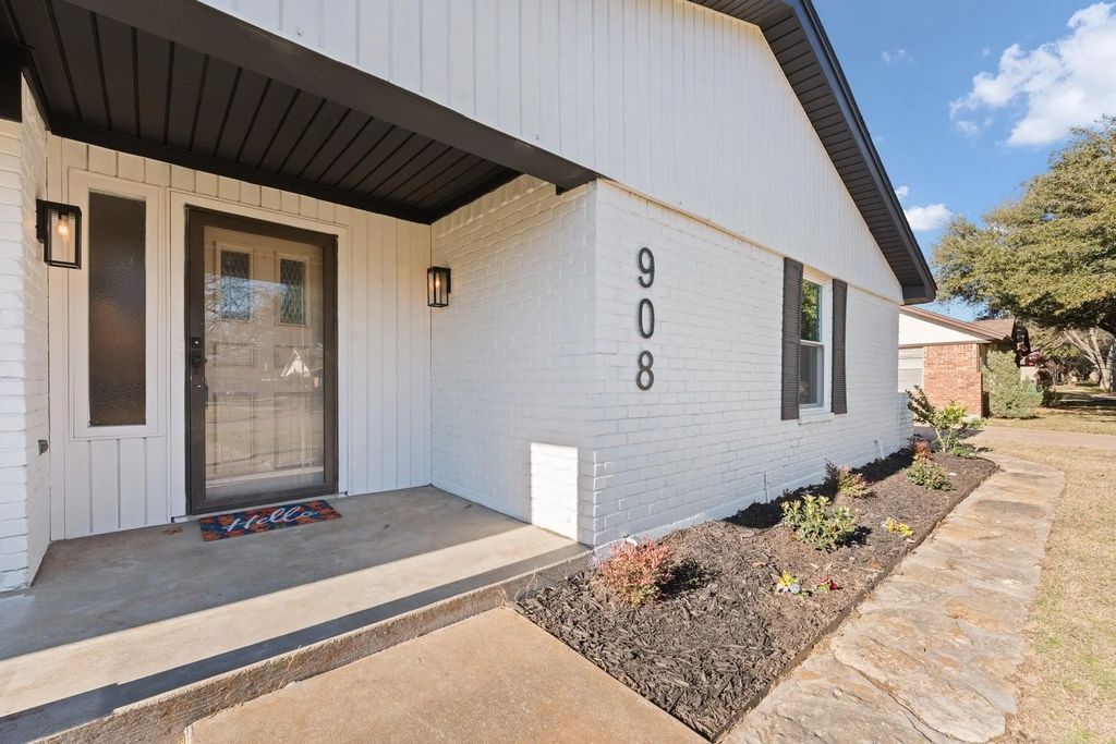 908 Stonelake Drive, Cleburne