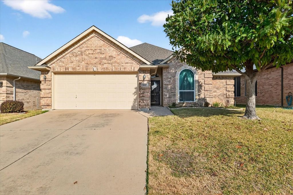 8257 Edgepoint Trail, Fort Worth