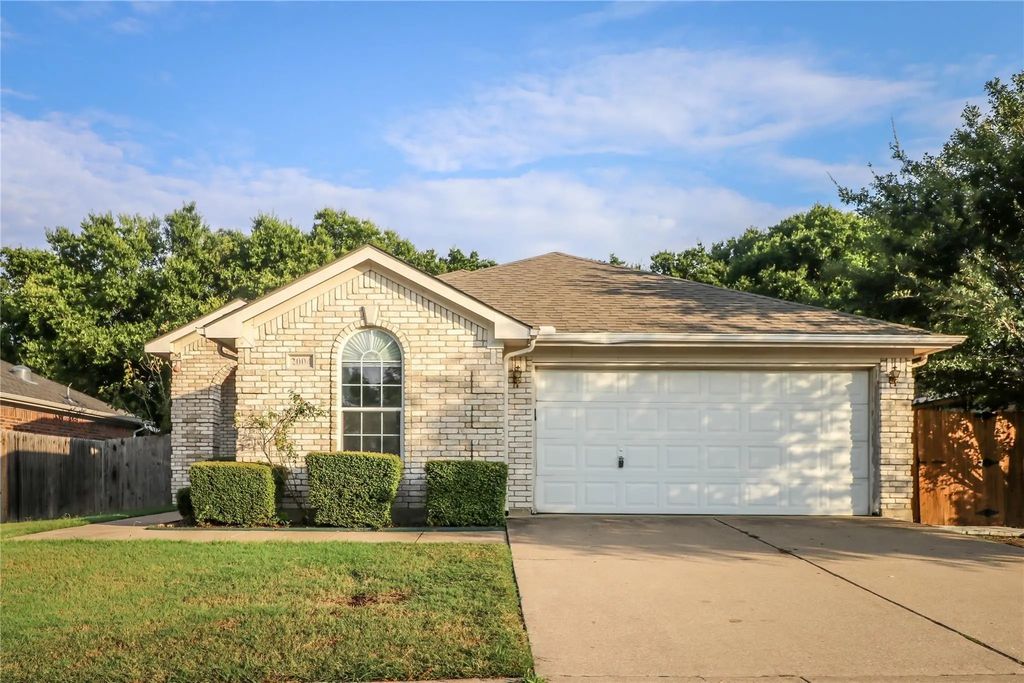 2004 Lennox Lane, Arlington