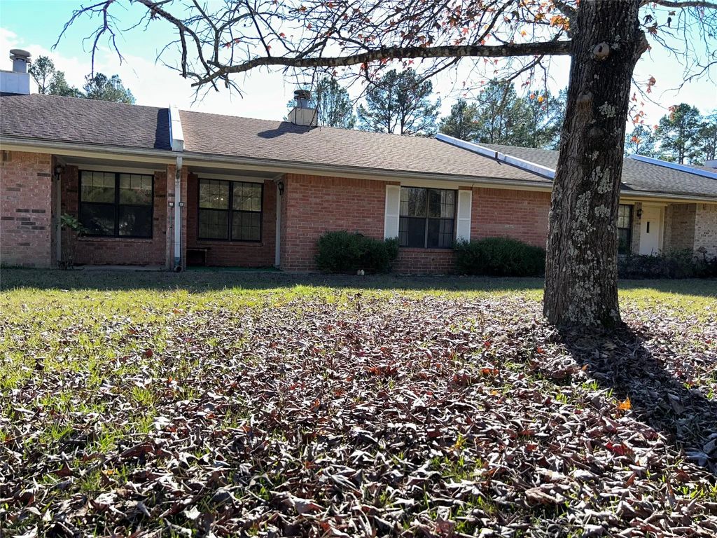 1015 E Broad 3, Mineola