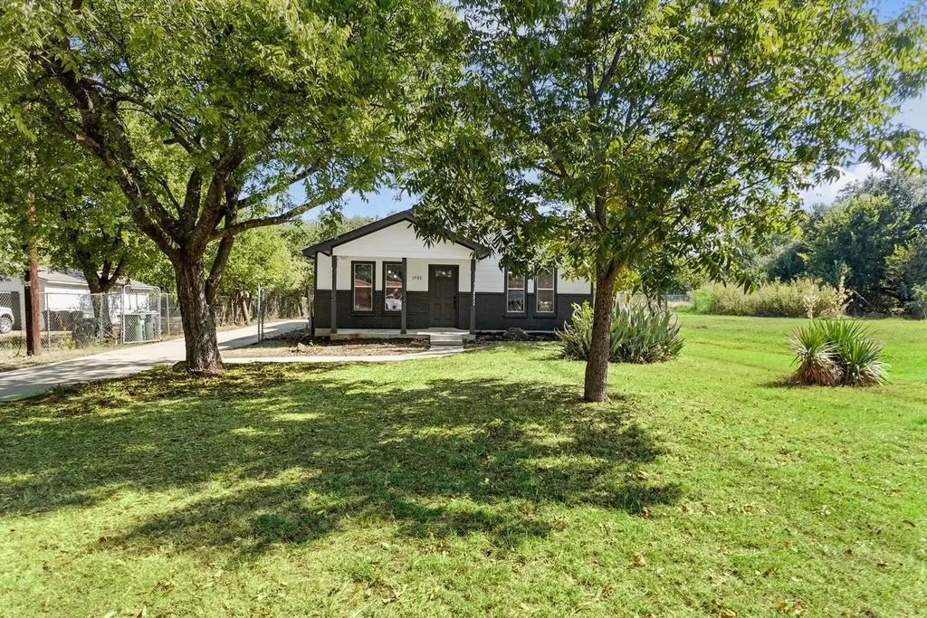 1703 Daniel Drive, Arlington