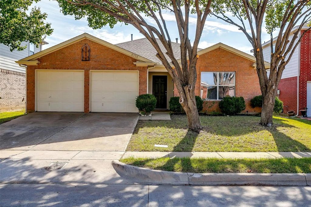 8304 Horse Whisper Lane, Fort Worth