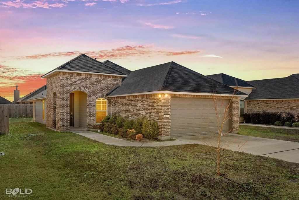4035 False River Drive, Bossier City