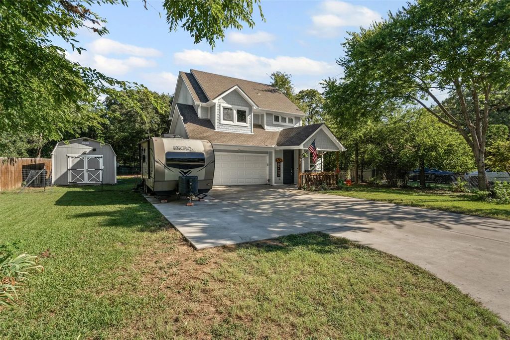 905 Poe Street, Azle
