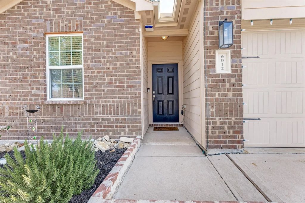 6012 Amber Cliff Lane, Fort Worth