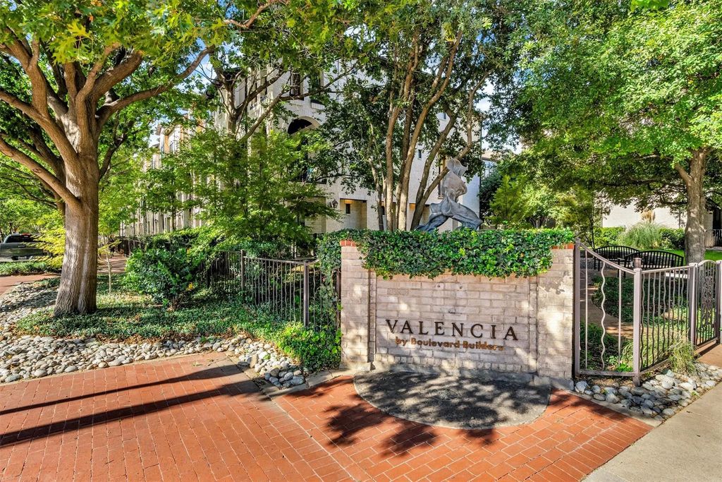 3835 Cole Avenue, Dallas