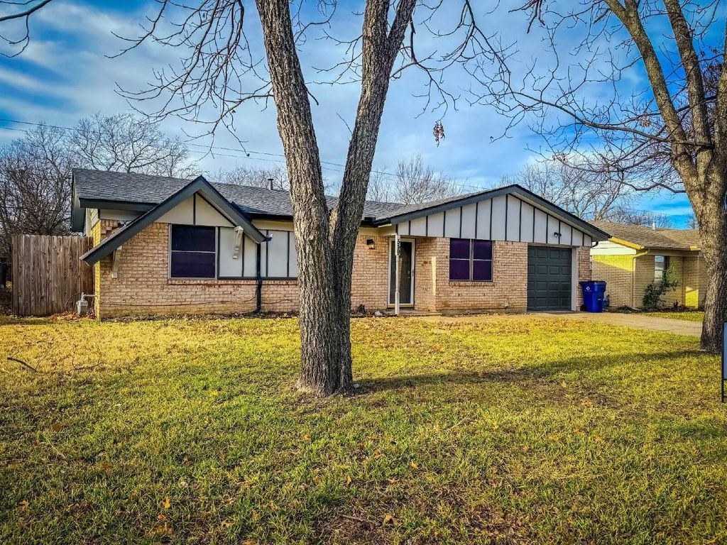 549 Nw Hillery Street, Burleson