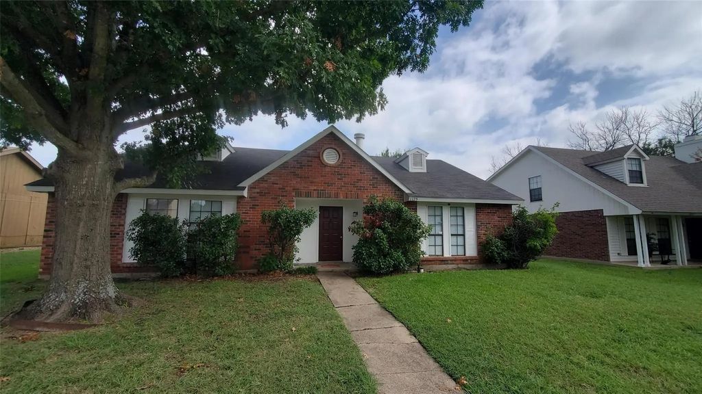 1125 Greenbriar Lane, Lancaster