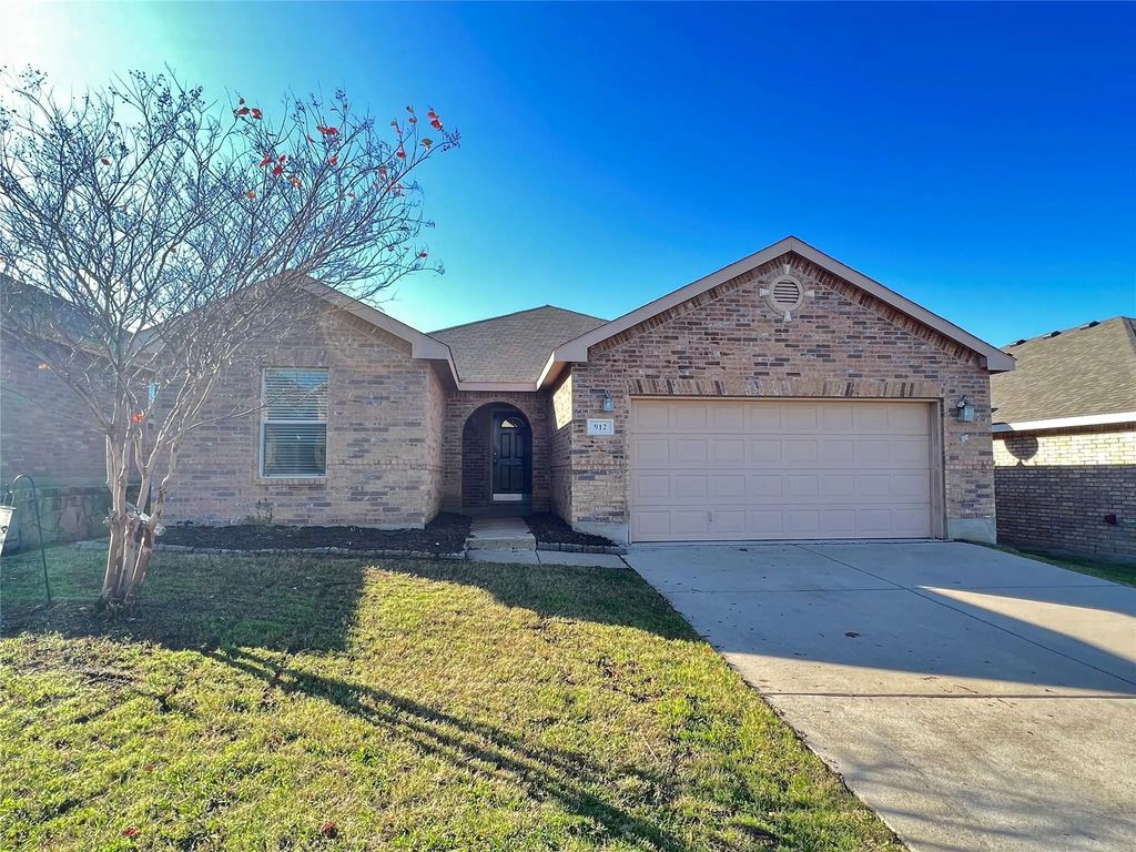 912 Bee Creek Lane, Fort Worth
