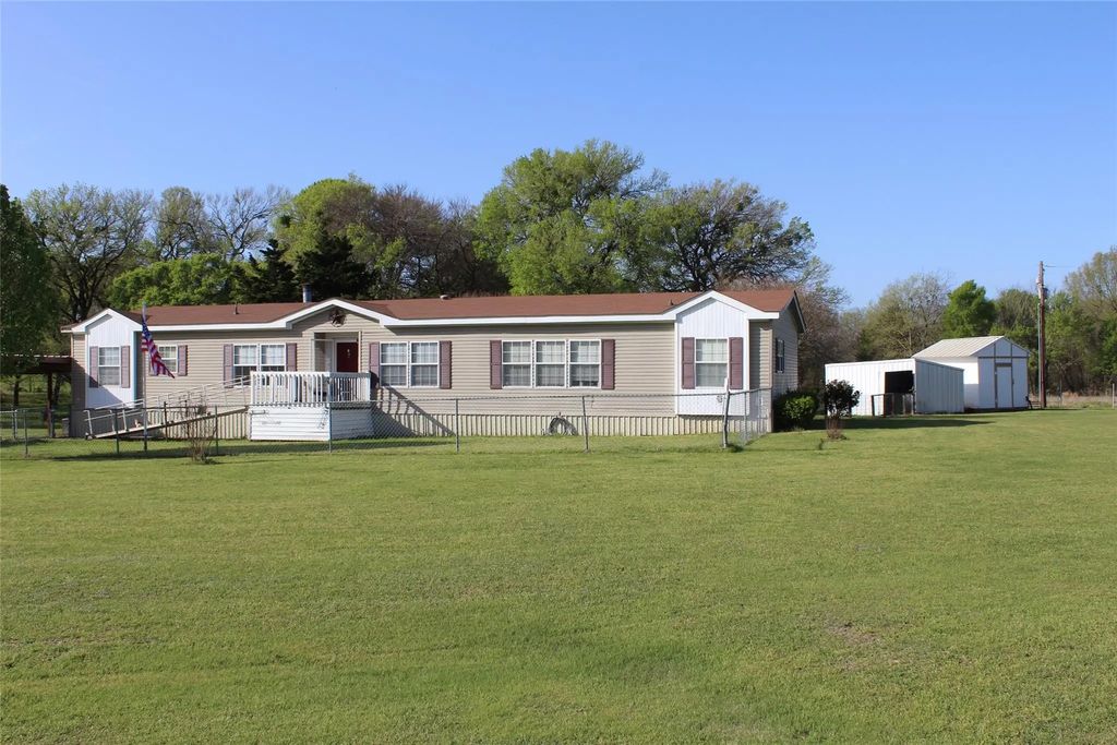 19176 County Road 4043, Kemp