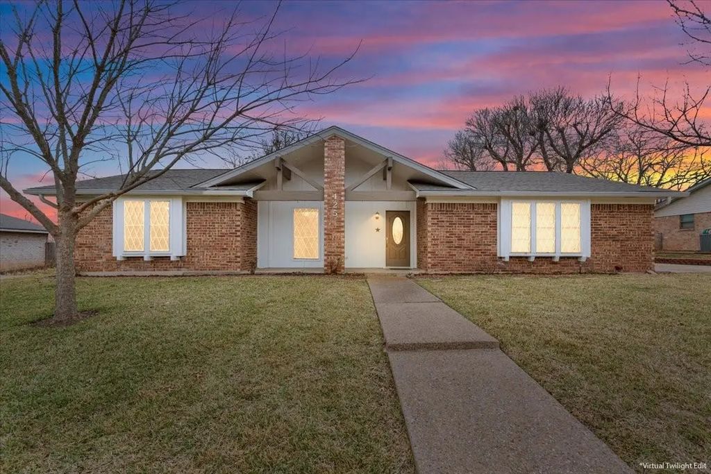 425 Lindenwood Lane W, Hewitt