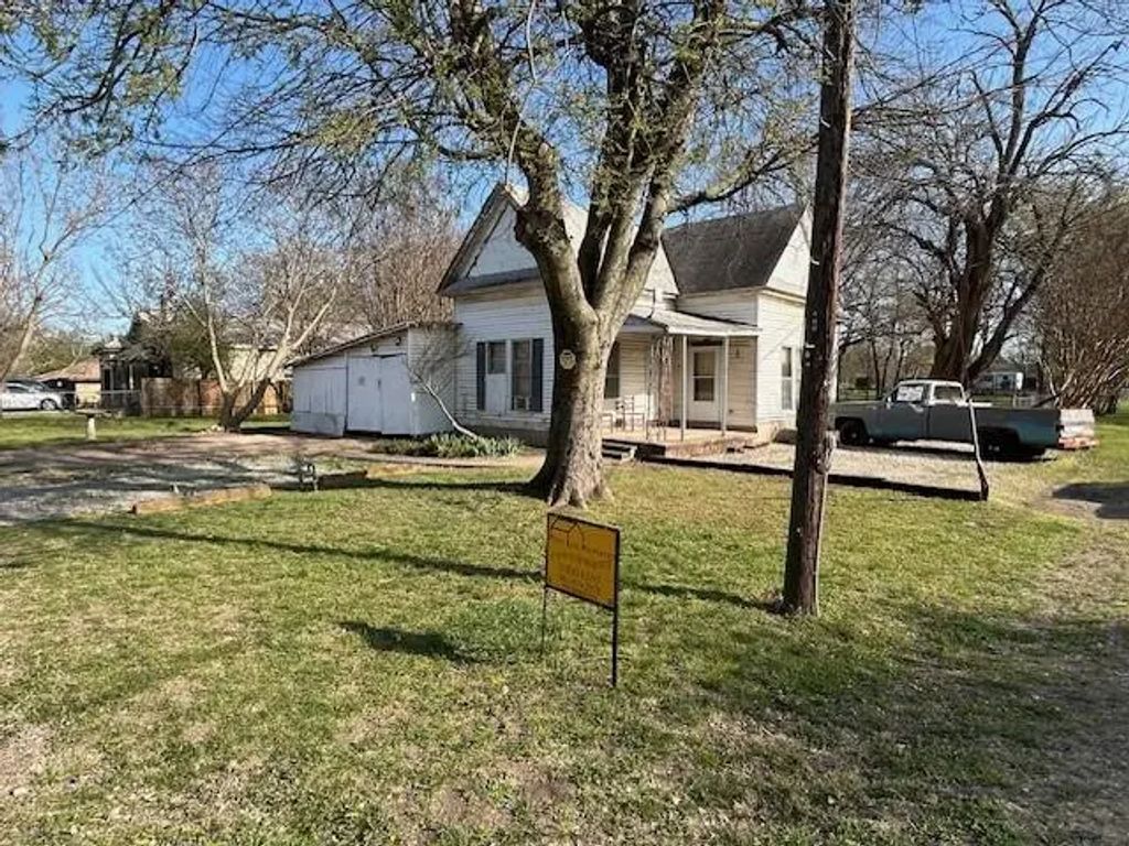 401 E Spruce Street, Whitewright