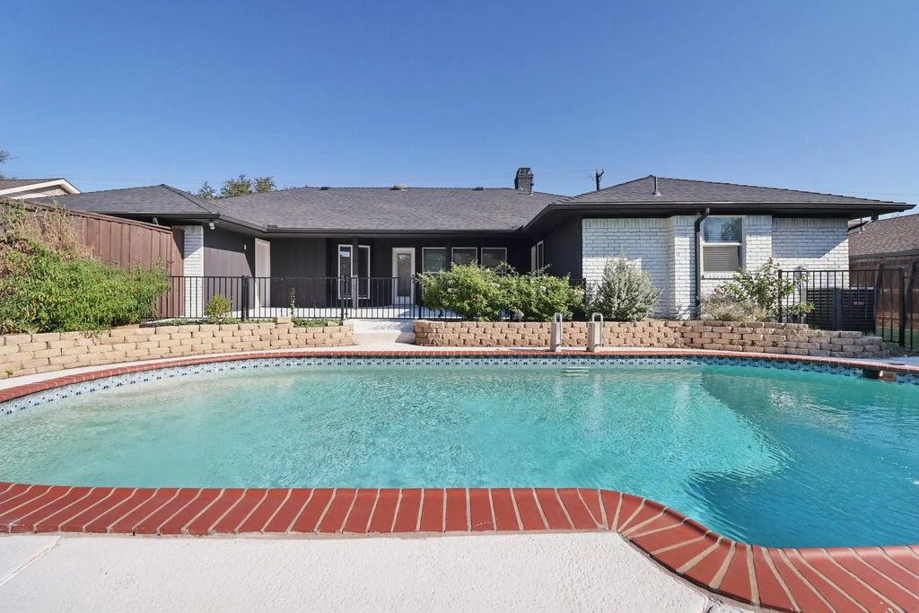 7326 La Cosa Drive, Dallas