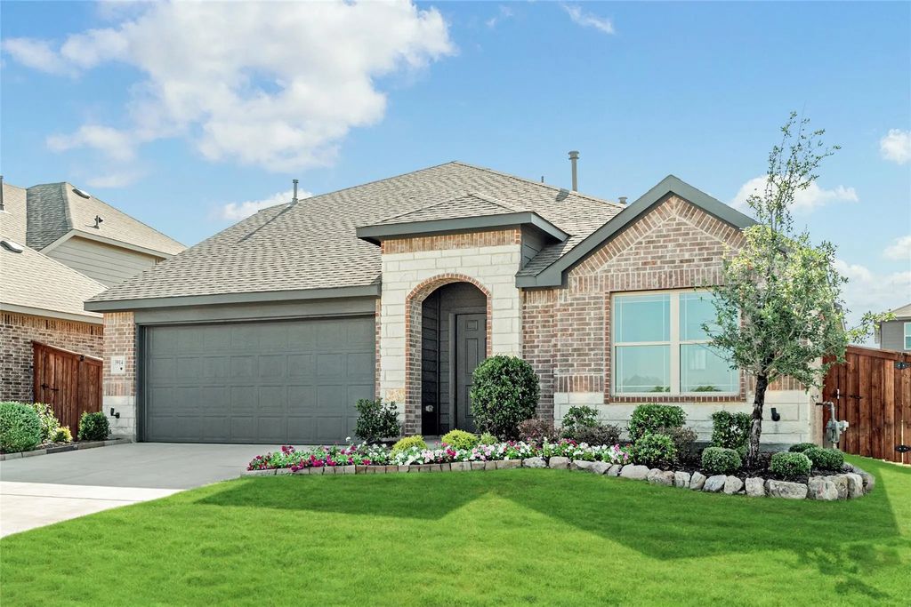 3914 Hometown Boulevard, Forney