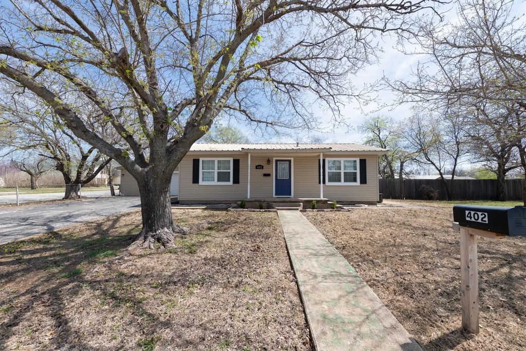 402 S Red River, Henrietta