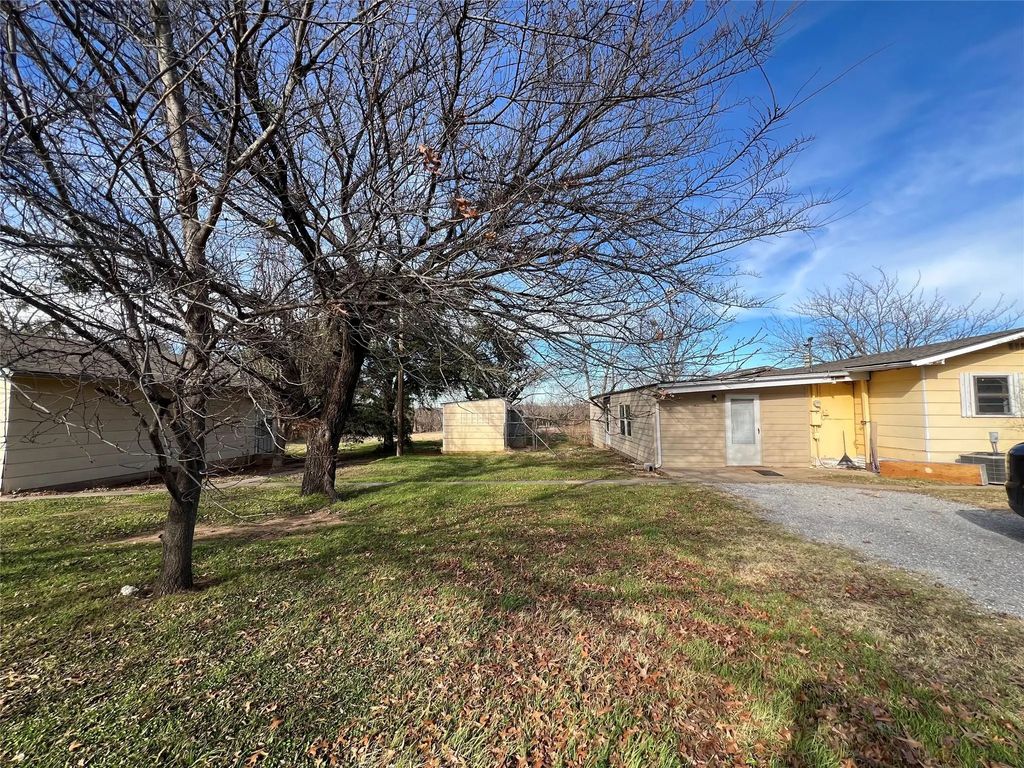 1110 W Gilbert, Henrietta
