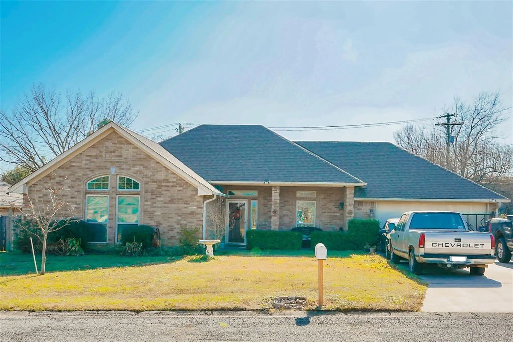 3740 Castlegate Drive, Paris