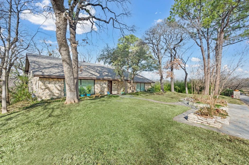 1021 Edgecliff Drive, Bedford