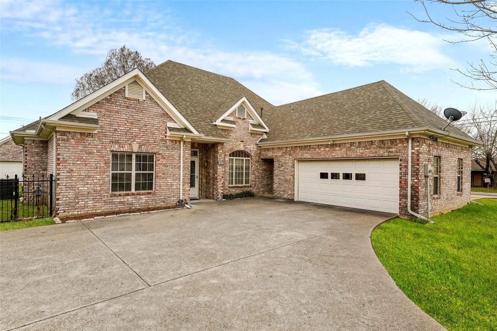 301 N Elm, Quinlan