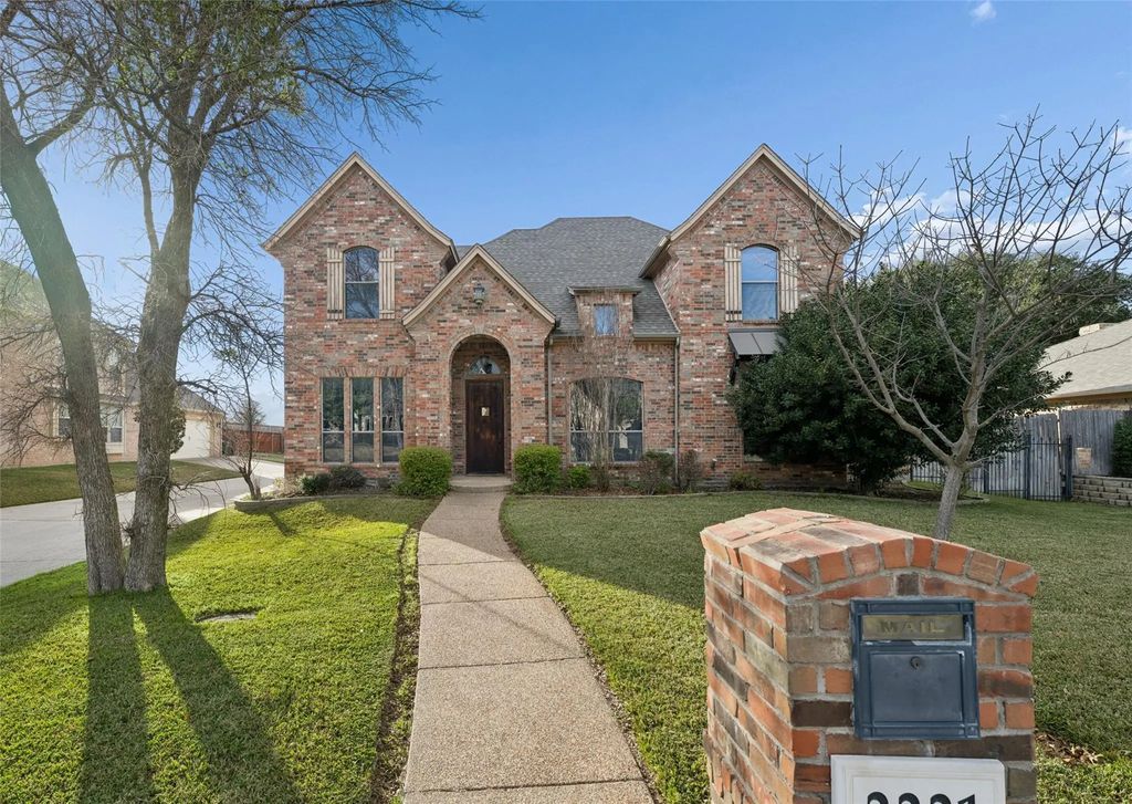 2221 Farrington Lane, Hurst